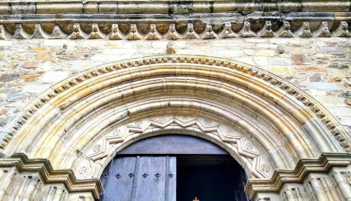Iglesia De San Francisco -  Iglesia De Santiago - Villafranca del Bierzo