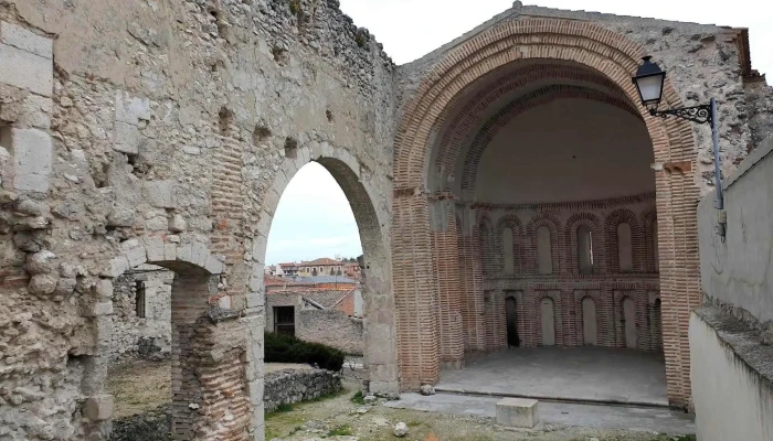 Iglesia De Santiago -  Lugar De Interes Historico - Cuéllar